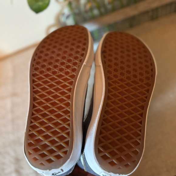 VANS Sk8-Hi Overwashed Shoes
Mens 4, Women’s 5.5. Dark gray canvas. Unisex - Picture 9 of 9